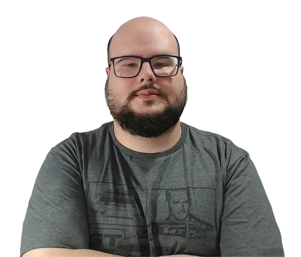 Homem de óculos e camiseta cinza com barba e expressão neutra